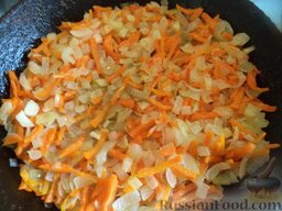 Фасоль стручковая в томате с овощами: Разогреть сковороду, налить растительное масло. Выложить лук и морковь, обжарить в растительном масле на среднем огне, помешивая, 3-4 минуты.