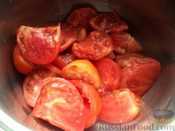 Фасоль стручковая в томатном соусе: Помидоры вымыть, дать стечь воде. По­мидоры разрезать пополам, вырезать зеленый стержень.