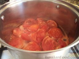 Фасоль стручковая в томатном соусе: Сложить в кастрюлю и проварить до мягкости (варить на небольшом огне около 20 минут).