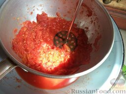 Фасоль стручковая в томатном соусе: В горячем виде помидоры протереть через сито в кастрюлю.
