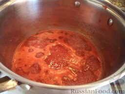 Фасоль стручковая в томатном соусе: Добавить соль и сахар, вскипятить.