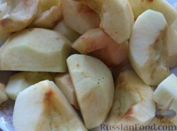 «Сырая» аджика: Яблоки очистить от кожуры и сердцевины.
