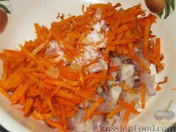Кабачки, фаршированные мясом: Смешать лук и морковь. Посолить.