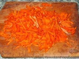 Кабачки, фаршированные мясом: Морковь очистить, нашинковать соломкой или натереть на крупной терке.