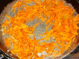 Кабачки, фаршированные мясом: На сковороде разогреть 1 ст. ложку растительного масла. Выложить морковь и обжарить ее на среднем огне, помешивая, до золотистого цвета (примерно 8-10 минут).