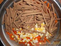 Салат печеночно-морковный: Добавить в салат порезанную соломкой отваренную печень.
