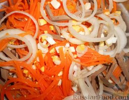 Салат печеночно-морковный: Все перемешать, и вымоченный лук в том числе.