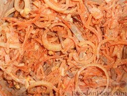 Салат печеночно-морковный: Перемешать салат печеночно-морковный. Можно салат не солить, а солить печенку и морковь при варке.