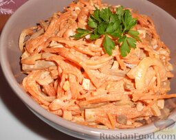 Салат печеночно-морковный: Перед подачей салат печеночно-морковный украсить зеленью.