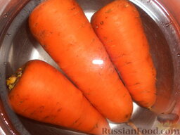 Салат печеночно-морковный: Вымыть морковь. В кастрюлю поместить 3 крупных морковки и залить холодной водой так, чтобы вода полностью покрыла морковь. Варить на среднем огне в течение 20-25 минут.