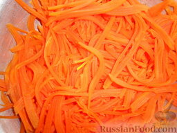 Салат печеночно-морковный: Морковь очистить, порезать длинной соломкой (7 см) или потереть на специальной терке. И поместить в глубокую емкость.