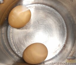 Салат печеночно-морковный: Сварить вкрутую яйца (2 шт.). Для этого поместить яйца в кастрюлю и залить холодной водой, чтобы она полностью покрыла яйца. Можно добавить щепотку соли, чтобы  яйца не трескались во время варки. Варить на среднем огне в течение 10 минут. Затем слить горячую воду и залить холодной примерно на 5 минут, чтобы яйца было проще очистить от скорлупы.