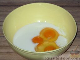 Пирог из манной крупы (манник): Как приготовить пирог на кефире с манкой:    Кефир вылить в миску, вбить туда 3 яйца и размешать.