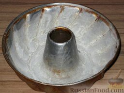 Пирог из манной крупы (манник): Подготовить форму (чудо, или форму для кекса - у которой в середине отверстие), смазать ее маслом и обсыпать мукой (1 ст. ложка). Лишнюю муку высыпать.
