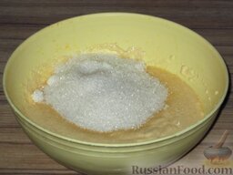 Пирог из манной крупы (манник): В тесто всыпать стакан сахарного песка, размешать.    Включить духовку - она должна нагреться до 200 градусов.