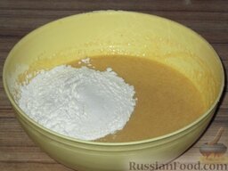Пирог из манной крупы (манник): 3-4 столовых ложки пшеничной муки размешать с 1 чайной ложкой соды (без верха), всыпать в тесто.