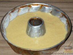 Пирог из манной крупы (манник): Быстро и тщательно перемешать, не теряя ни секунды, аккуратно вылить тесто в форму.