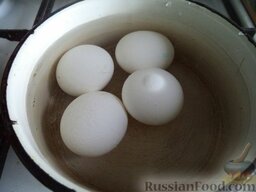 Салат из курицы с черносливом: Как приготовить салат из курицы с черносливом:    Яйца выложить в кастрюлю, залить холодной водой, поставить на огонь, довести до кипения. Отварить вкрутую на среднем огне (10 минут). Кипяток слить, залить яйца холодной водой, остудить.