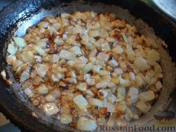 Салат из курицы с черносливом: Лук выложить в сковороду в масло, оставшееся от грибов. Обжарить на среднем огне, помешивая, 2-3 минуты.