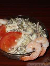 Салат «Морское чудо»: Выложить салат «Морское чудо» в салатник, украсить креветками и ломтиками помидора.