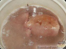 Салат «Морское чудо»: Тушки кальмаров очистить, вымыть, отварить в кипящей воде в течение 4-5 мин. Откинуть на дуршлаг, обсушить и остудить
