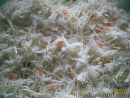 Капуста в быстром маринаде: Перемешать капусту с морковью.
