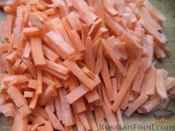 Капуста в быстром маринаде острая: Морковь почистить и нарезать соломкой или натереть на терке.