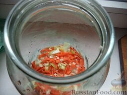 Капуста в быстром маринаде острая: Уложить в подготовленную посуду слоями капусту и морковь с чесноком. Добавлять в слои перец горький стручковый и зубочки чеснока.