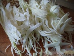 Капуста в быстром маринаде с чесноком: Как приготовить быструю капусту с чесноком:    Капусту очистить от верхних листьев и нашинковать.