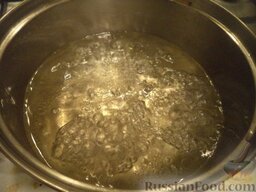 Капуста в быстром маринаде с чесноком: Сделать рассол. Вскипятить 2 стакана воды, всыпать соль, сахар, хорошо растворить и добавить растительное масло и уксус.