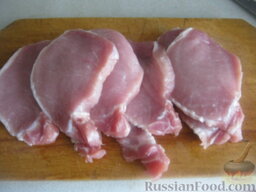 Мясо по-французски с луком: Мясо помыть и осушить. Кусок свинины или говядины (лучше всего, парной) нарезать поперек волокон ломтиками, толщиной не более 5 мм.