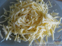 Мясо по-французски с луком: Затем натереть на терке любой твердый сыр (можно копченый, колбасный).