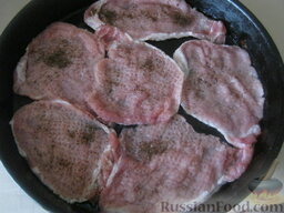 Мясо по-французски с луком: Слой мяса хорошо посолить и поперчить.