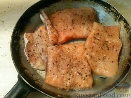 Горбуша в сливках: Включить духовку.  Подготовленную рыбу уложить в сковороду, посолить, немного поперчить.