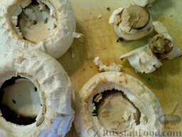 Фаршированные сыром и яйцами шампиньоны: Как приготовить шампиньоны, фаршированные сыром и яйцом:    Включить духовку.    Отобрать крупные грибы, помыть. Оторвать ножки от шляпок.