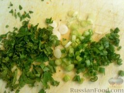 Фаршированные сыром и яйцами шампиньоны: Зелень петрушки и зеленый лук нарезать.