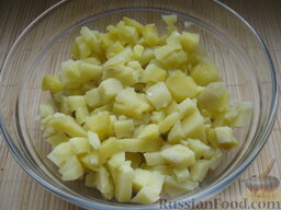 Салат «Мимоза»: Далее картошка вареная, нарезаная кубиками (посолить 1 щепоткой соли).