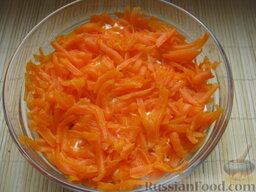 Салат «Мимоза»: Следом - вареная морковь, натертая на терке.