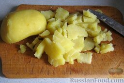 Салат «Мимоза»: Картофель нарезать кубиками размером 0,5*0,5 см.