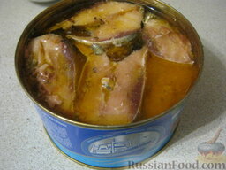 Салат «Мимоза»: Открыть баночку рыбных консервов в масле. Размять рыбу в банке вилкой вместе с маслом и косточками (они мягкие).