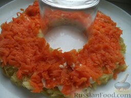 Салат «Гранатовый»: Затем выложить морковь.