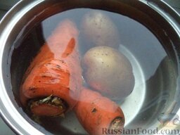 Салат «Гранатовый»: Картофель и морковь помыть, выложить в кастрюлю, залить холодной водой, поставить на огонь, довести до кипения. Отварить овощи до готовности на небольшом огне (около 20 минут). Овощи охладить.