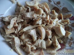 Салат «Гранатовый»: Куриное мясо нарезать кусочками (можно отварить).