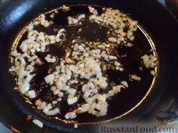 Салат «Гранатовый»: Разогреть сковороду, налить растительное масло (2 ст. ложки). В горячее масло выложить лук. Обжарить на среднем огне, помешивая, 1-2 минуты.