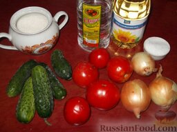 Салат из помидоров и огурцов: Подготовить продукты для зимнего салата из помидоров и огурцов.