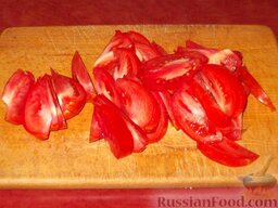Салат из помидоров и огурцов: Нарезать помидоры дольками.