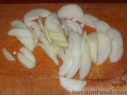 Салат из помидоров и огурцов: Нарезать лук кружочками или полукольцами.
