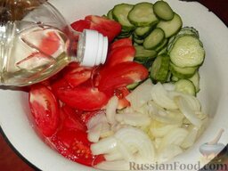 Салат из помидоров и огурцов: Добавить масло и уксус.
