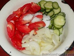 Салат из помидоров и огурцов: Всыпать специи.