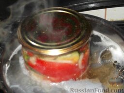 Салат из помидоров и огурцов: Стерилизовать салат из помидоров и огурцов 15—20 мин.